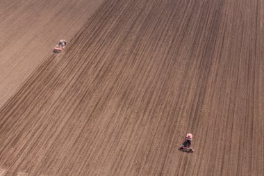 hasat alanında traktör