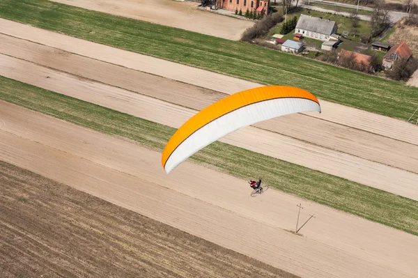 Paramotor voando sobre os campos — Fotografia de Stock