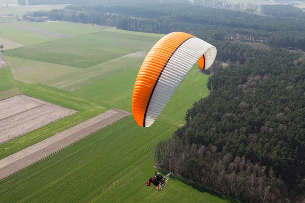 Paramotor flying over the fields — Stock Photo, Image