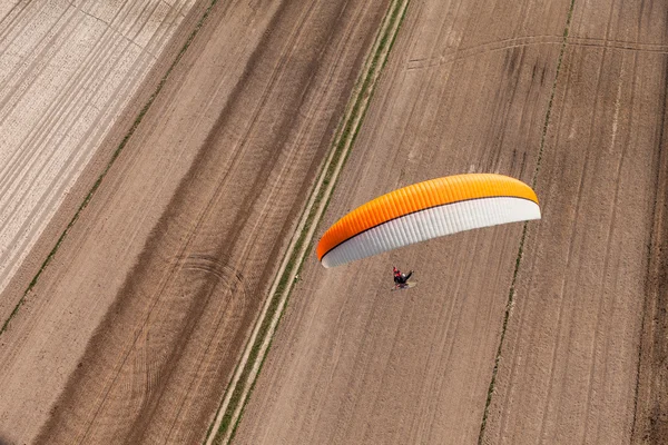 Paramotor voando sobre os campos — Fotografia de Stock