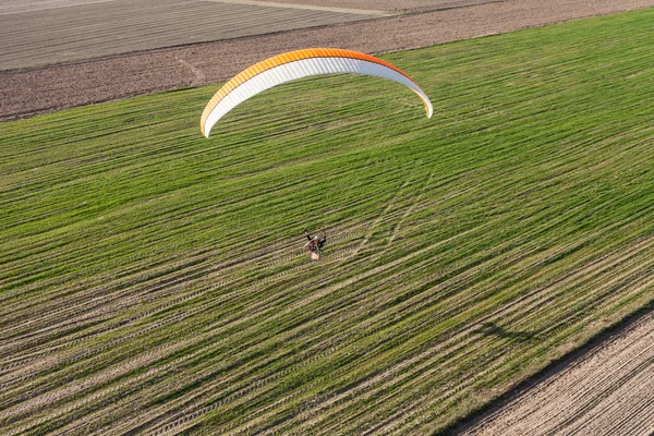 Парамотор, летающий над полями — стоковое фото