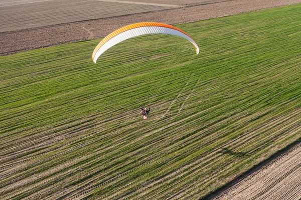 Paramotor flying over the fields — Stock Photo, Image