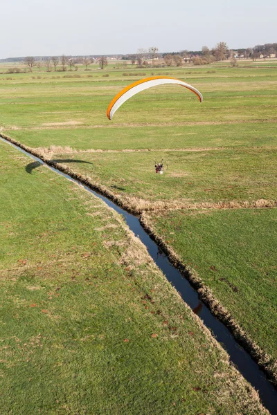 滑翔伞飞行的田野 — 图库照片