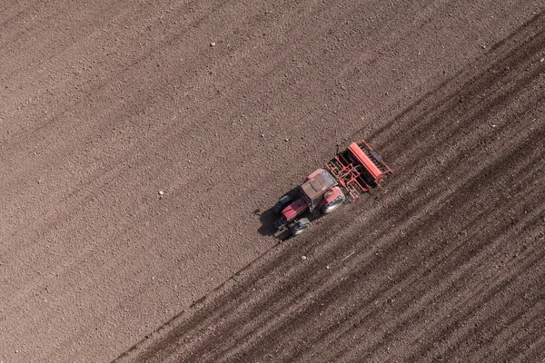 Tractor en el campo de cosecha — Foto de Stock