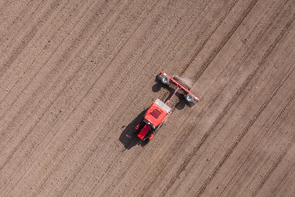 Tractor en el campo de cosecha —  Fotos de Stock