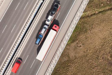 Altı şeritli otoyol Polonya