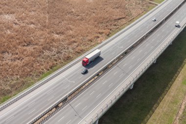 Altı şeritli otoyol Polonya