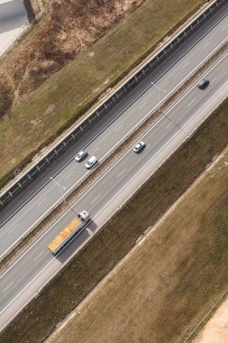 Altı şeritli otoyol Polonya