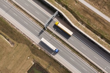 Altı şeritli otoyol Polonya