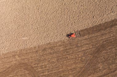 hasat alanında traktör