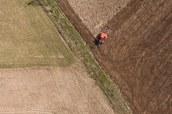 Trekker op oogst veld — Stockfoto