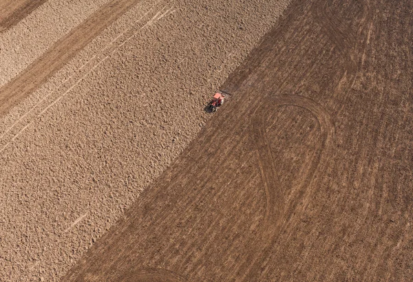 Traktor av skörd fältet — Stockfoto