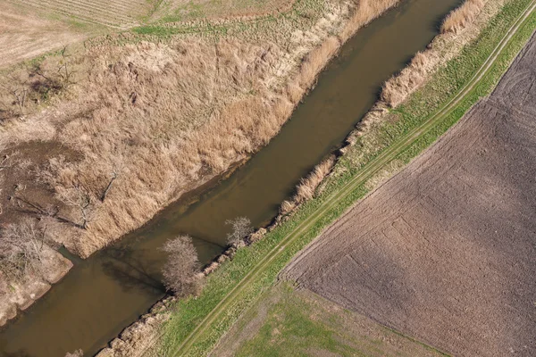 Fluss- und Erntefelder — Stockfoto