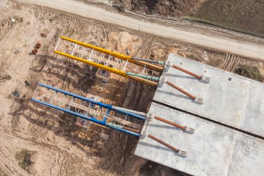 Otoyol köprüsü yapım aşamasında 