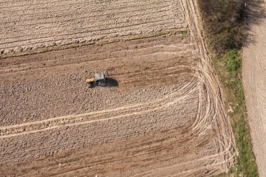 hasat sahada çalışan traktör