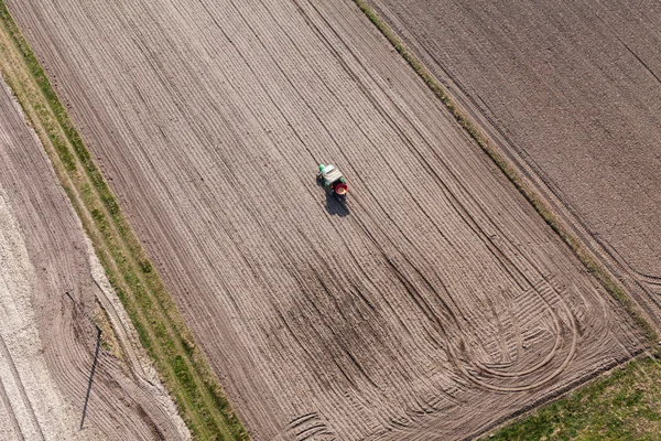 Tractor trabajando en el campo de cosecha — Foto de Stock