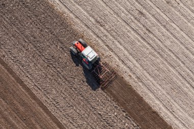 hasat sahada çalışan traktör