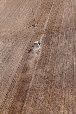hasat sahada çalışan traktör