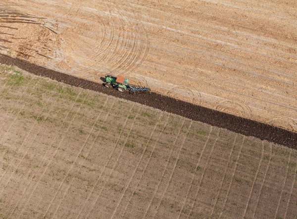 Traktor, pracující na poli sklizeň — Stock fotografie