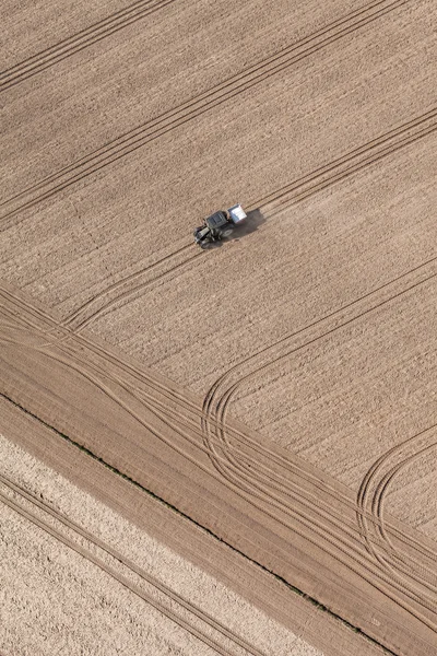 Traktor som arbetar på fältet skörd — Stockfoto