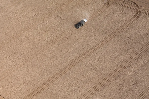 Трактор работает на поле для сбора урожая — стоковое фото