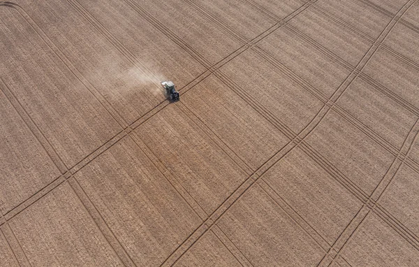 Трактор работает на поле для сбора урожая — стоковое фото