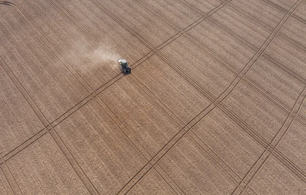 Trattore che lavora sul campo di raccolta — Foto Stock