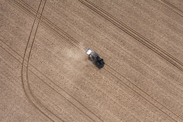 収穫のフィールドでの作業のトラクター — ストック写真