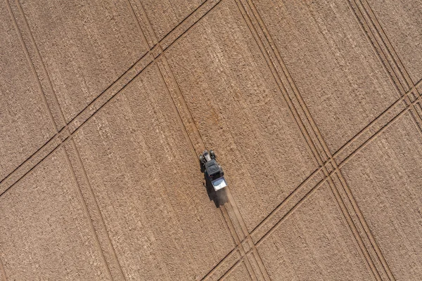 Traktor som arbetar på fältet skörd — Stockfoto