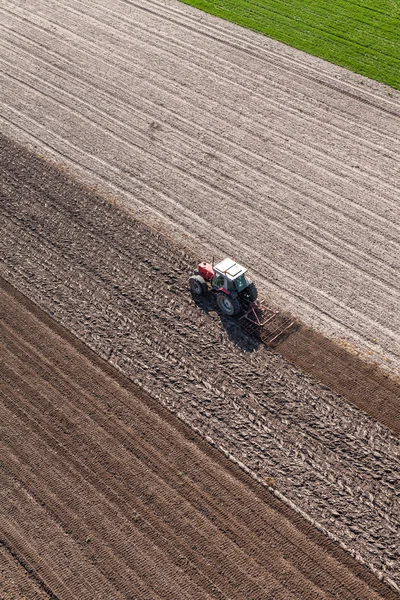 Tractor care lucrează pe câmpul de recoltare — Fotografie, imagine de stoc