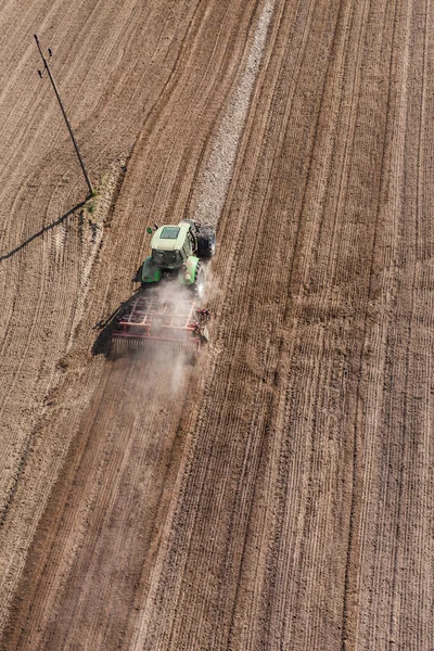 Trattore che lavora sul campo di raccolta — Foto Stock