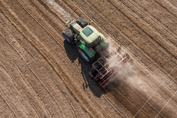 hasat sahada çalışan traktör