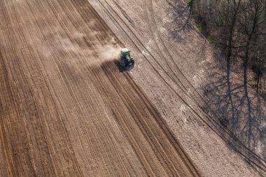 hasat sahada çalışan traktör