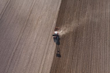 hasat sahada çalışan traktör