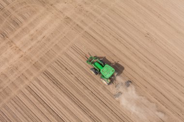 hasat sahada çalışan traktör