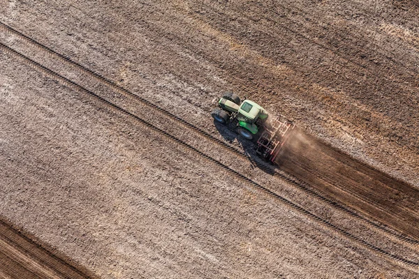 Trattore che lavora sul campo di raccolta — Foto Stock