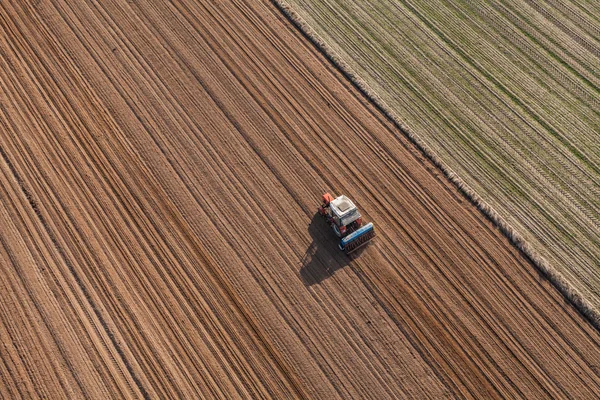 Traktor som arbetar på fältet skörd — Stockfoto