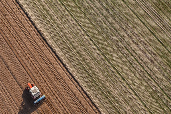 Traktor arbeitet auf dem Erntefeld — Stockfoto