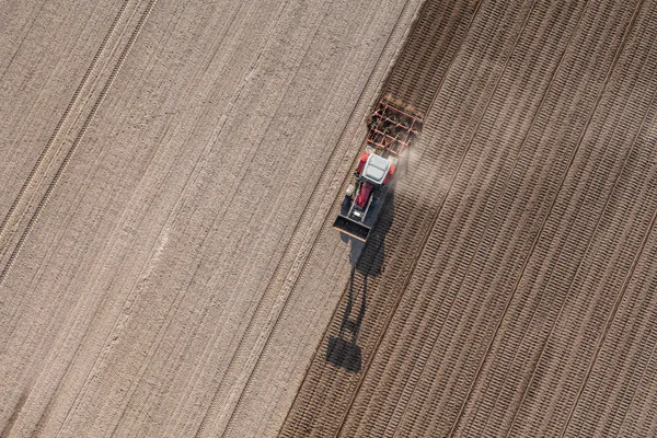 Ciągnika pracy na polu zbiorów — Zdjęcie stockowe