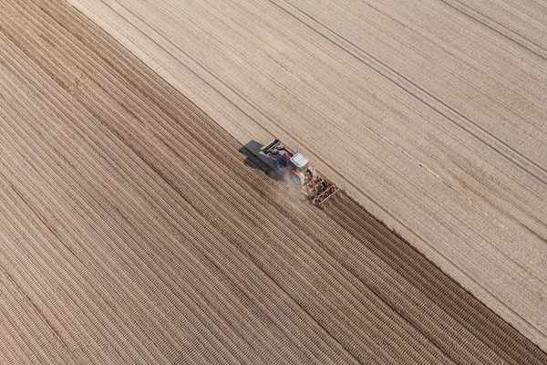 Tractor trabajando en el campo de cosecha — Foto de Stock