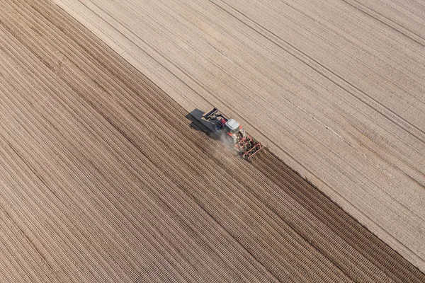 Traktor som arbetar på fältet skörd — Stockfoto