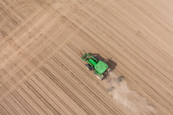 hasat sahada çalışan traktör