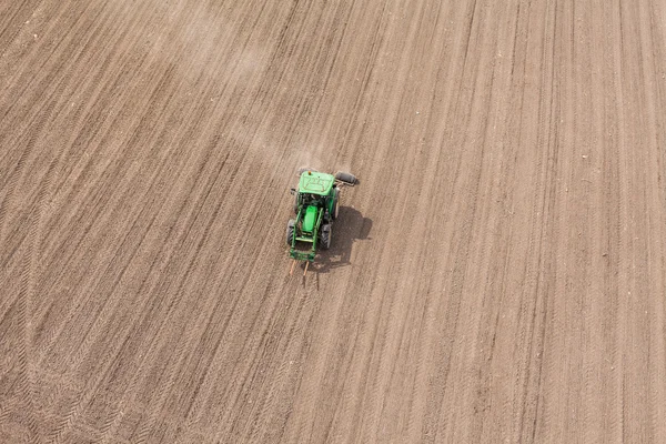 Tractor trabajando en el campo de cosecha — Foto de Stock