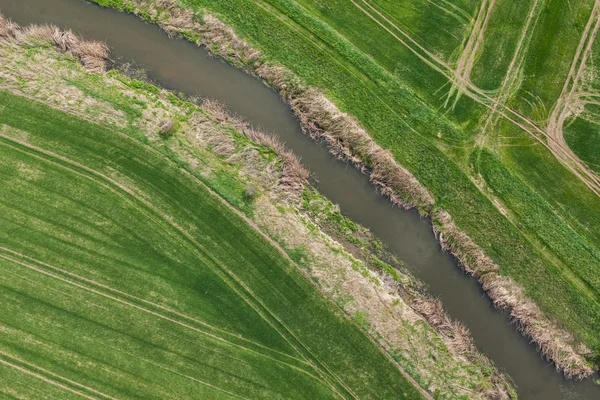 Pequeño río y el campo de cosecha — Foto de Stock