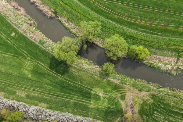 Pequeño río y el campo de cosecha — Foto de Stock