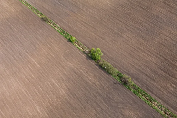 Ciągnika utworów na polu zbiorów — Zdjęcie stockowe