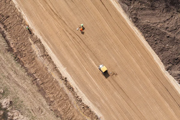 Tierra mover pistas en la arena — Foto de Stock