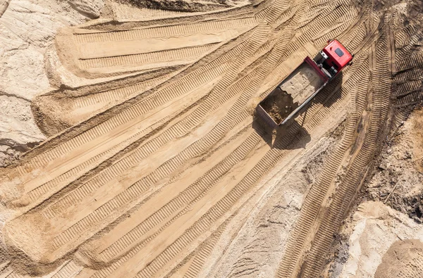 Tierra mover pistas en la arena — Foto de Stock