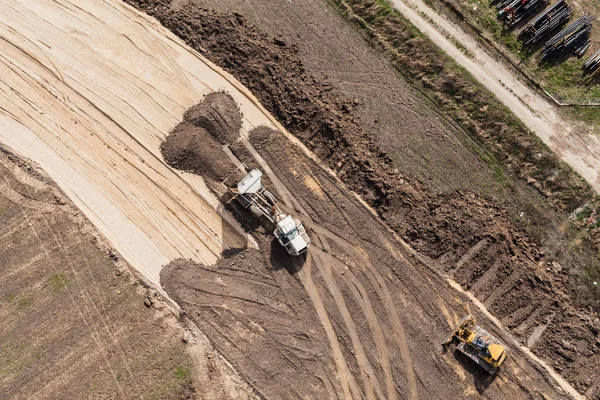 Tierra mover pistas en la arena — Foto de Stock