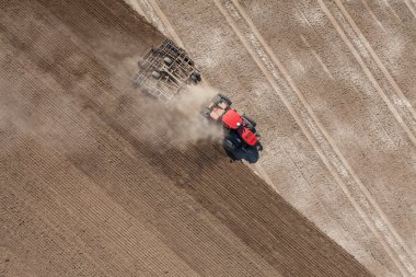 hasat sahada çalışan traktör